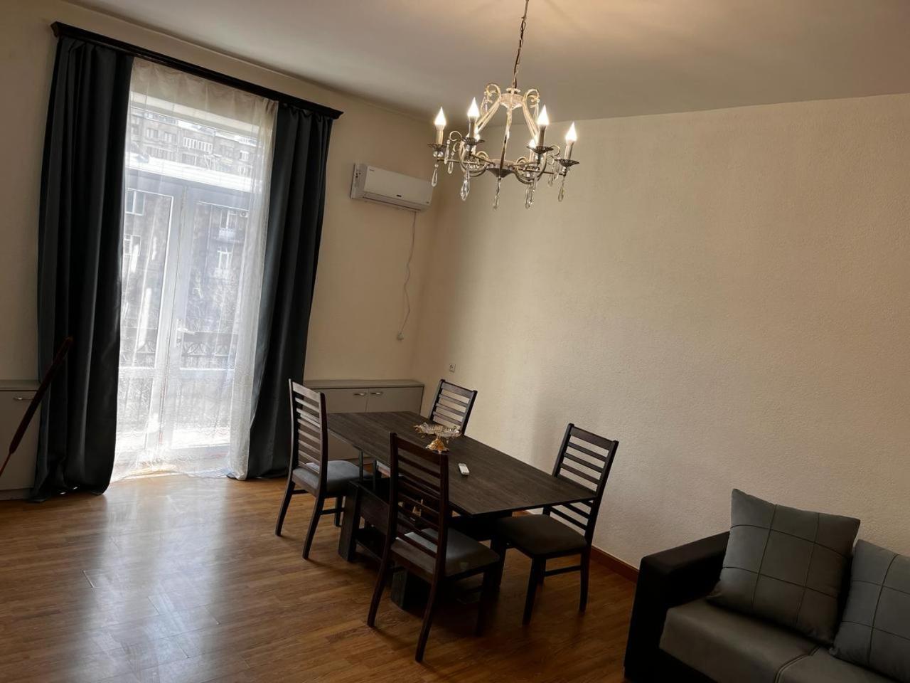 Komitas Apartement Erévan Extérieur photo